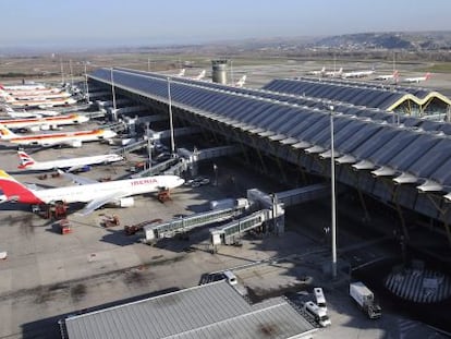 Varios aviones en las pistas de la T4 del Aeropuerto Adolfo Su&aacute;rez Madrid-Barajas. 