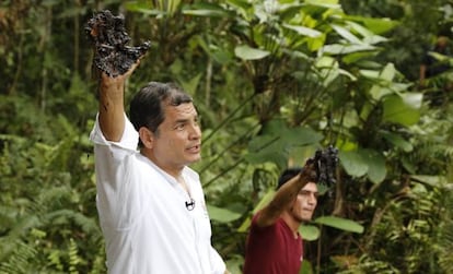 Rafael Correa, con un guante cubierto de crudo.