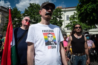Varios manifestantes pprotestan contra la ley de censura de Viktor Orbán, el pasado día 1 en Budapest.