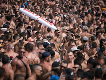 Centenares de asistentas al Circuit en una piscina de Isla Fantasía.