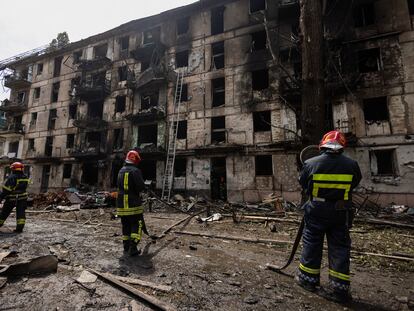 Los bomberos trabajan en el bloque de apartamentos de Krivói Rog, la ciudad natal del presidente Volodímir Zelenski, cuyo bombardeo ha causado 11 muertos.