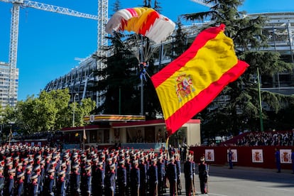 Desfile militar en el paseo de la Castellana de Madrid, en los actos de celebración del 12 de octubre de 2022.
