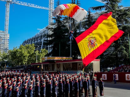 Desfile militar en el paseo de la Castellana de Madrid, en los actos de celebración del 12 de octubre de 2022.