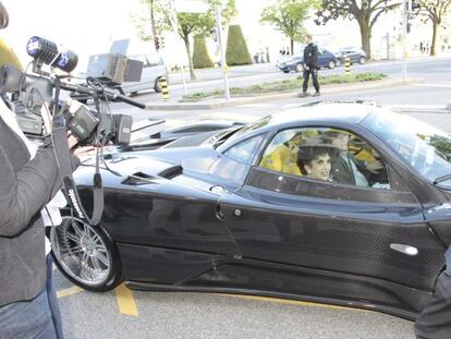 Gina Lollobrigida llega a Ginebra en un coche deportivo para vender sus joyas.