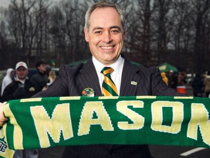 &Aacute;ngel Cabrera en el campus de la Universidad George Mason.