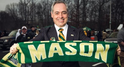 Ángel Cabrera en el campus de la Universidad George Mason.