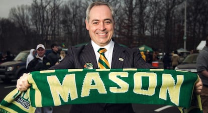 &Aacute;ngel Cabrera en el campus de la Universidad George Mason.