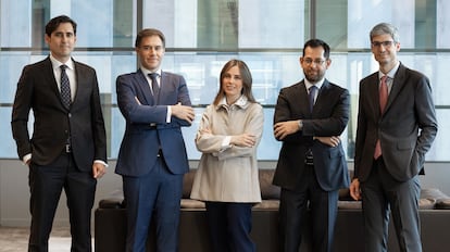 De izq. a dcha. los nuevos socios de Cuatrecasas: Eduardo Pastor, Alessandro Jones-Capobianco, Aina Maragall, Luis Vázquez y Tomás Ugalde.