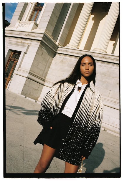 “No hay nada mejor que poder superarse”, afirma Richardson, que participará en el próximo Primavera Sound. Aquí con chaqueta con detalles bordados, camisa de algodón popelín y short, todo de Valentino.