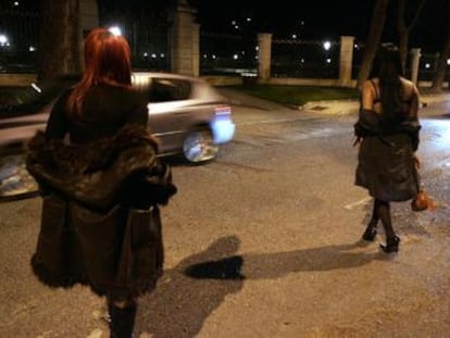 Imagen de unas prostitutas en el Parque del Oeste de Madrid.