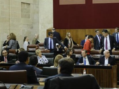 Los diputados del PP abandona sus esca&ntilde;os en protesta por el reparto de los tiempos de intervenci&oacute;n.