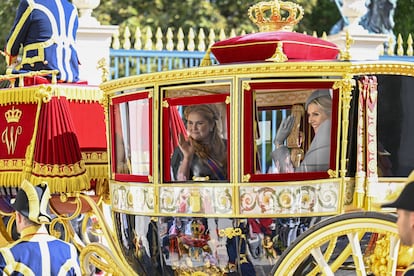 La princesa Amalia junto a la reina Máxima de Holanda en su llegada a la apertura del año parlamentario en La Haya (Países Bajos), este 20 de septiembre.