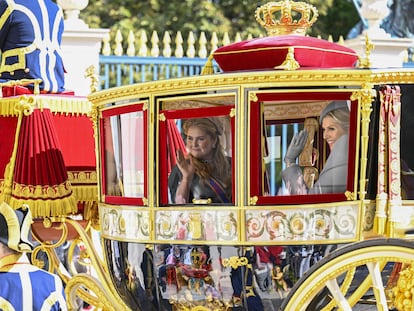 La princesa Amalia junto a la reina Máxima de Holanda en su llegada a la apertura del año parlamentario en La Haya (Países Bajos), este 20 de septiembre.