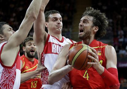 Pau Gasol con la pelota mientras Semen Antonov (izquierda) y Sasha Kaun defienden.