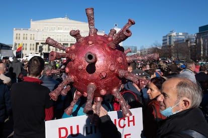 Manifestantes participan en una convocatoria de Querdenken en Leipzig, al este de Alemania el pasado noviembre.