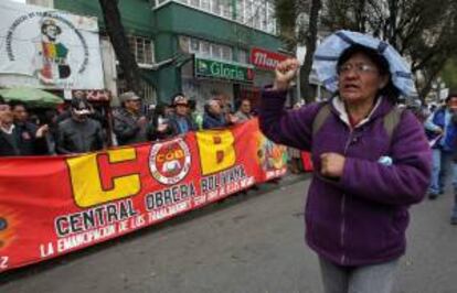 Trabajadores bolivianos protestan el 15 de mayo de 2013, en las calles de La Paz, mientras que el Gobierno de Evo Morales insistió en denunciar señales de una conspiración en Bolivia al cumplirse diez días de protestas encabezadas por la Central Obrera Boliviana (COB) por exigir un incremento en las pensiones de los jubilados.