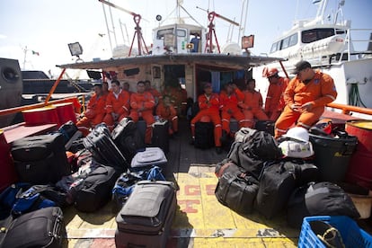 Trabajadores de una compañía contratista se preparan para viajar a una plataforma petrolera.