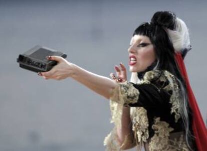 Lady Gaga, con la cámara que diseñó para Polaroid.