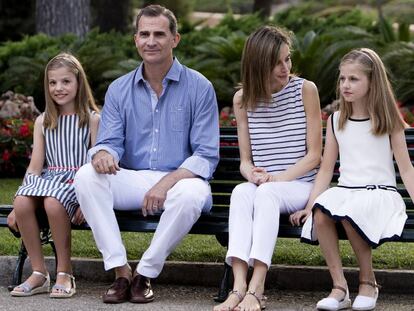 El rey Felipe VI y la reina Letizia, junto a sus hijas, la princesa Leonor (d) y la infanta Sofía (i), en Palma