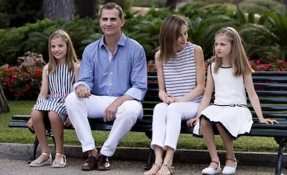 El rey Felipe VI y la reina Letizia, junto a sus hijas, la princesa Leonor (d) y la infanta Sofía (i), en Palma