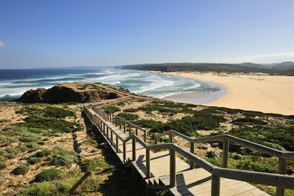 La playa de Bordeira, cerca del pueblo de Carrapateira, en la Costa Vicentina del Algarve.