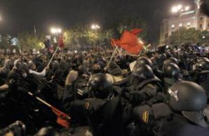 Antidisturbios de la Policía Nacional cargando contra los manifestantes durante la protesta "Rodea el Congreso" del pasado 25 de septiembre. EFE/Archivo