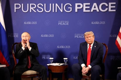 Vladímir Putin (a la izquierda) y Donald Trump, durante la rueda de prensa, previa a reunirse en privado.