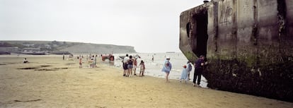 Gold Beach. Visitantes en la playa de Arromanches.