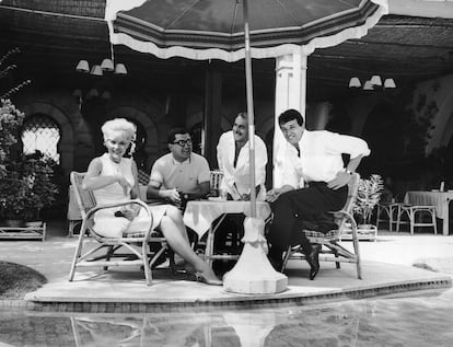 Corinne Marchand, Antonio Casas y Jean-Pierre Cassel junto a Juan Antonio Bardem durante la presentación de 'Nunca pasa nada' en el Festival de Venecia en 1963.