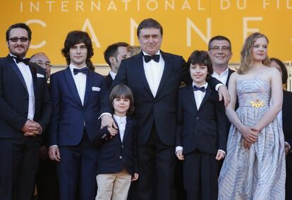 El director Cristian Mungiu (c) posa con el elenco de la película a su llegada a la proyección de 'Bacalaureat'.