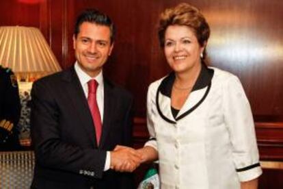 Fotografía cedida por la Presidencia de Brasil que muestra a los mandatarios de Brasil, Dilma Rousseff (d), y de México, Enrique Peña Nieto, durante su encuentro bilateral, en Santiago de Chile, donde tambien asistirán a la primera Cumbre de la Comunidad de Estados Latinoamericanos y Caribeños (Celac) y la Unión Europea (UE).