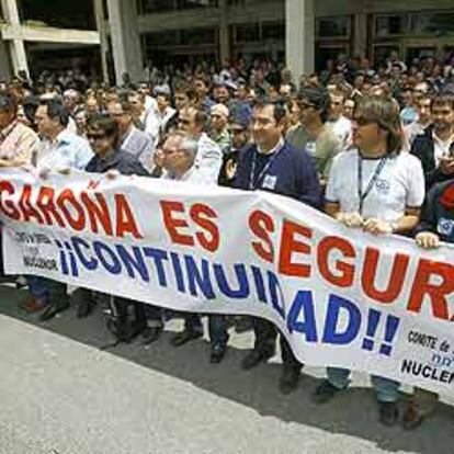 Los trabajadores de la central de Garoña se manifestaron ayer para exigir al Gobierno que continúe funcionando.