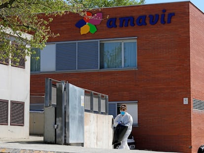 Una trabajadora, frente a la residencia Amavir de Vilanova del Camí, Barcelona, que ha registrado muertes por coronavirus.