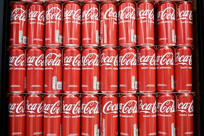 Latas de Coca-Cola en un supermercado en Perros-Guirec (Francia), este mes.