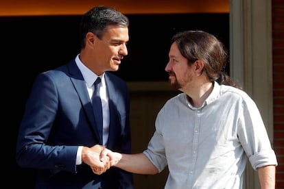 El presidente del Gobierno, Pedro Sánchez, recibe al secretario general de Podemos, Pablo Iglesias, ayer en el Palacio de la Moncloa.