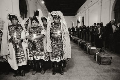 Los 43 ataúdes de víctimas ixhiles, muertos en los años 80 y localizados en una fosa común en 2008, forman una fila ordenada en el centro de la iglesia de Nebaj (Guatemala), en febrero de 2009.