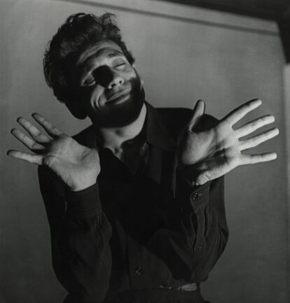 La fotógrafa estadounidense retrató a las grandes estrellas de su época, como el actor y cantante Yves Montand (1946). Imagen cortesía de la galería Lellis, de Nueva York.