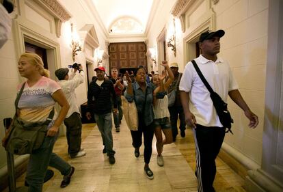 Cientos de personas ingresan a la fuerza al Palacio Legislativo para impedir una sesión especial en la que se discutiría un juicio político contra el presidente Nicolás Maduro. Varias personas resultaron heridas.