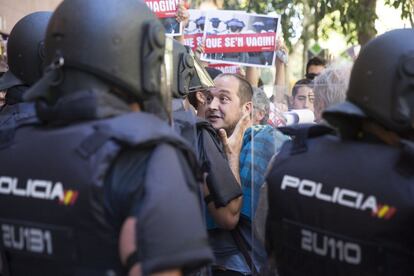 El exdiputado de la CUP David Fernández se enfrenta a la policía durante la protesta.