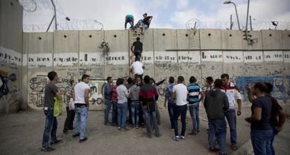 Palestinos saltan el muro de separaci&oacute;n para ir a rezar a Jerusal&eacute;n.