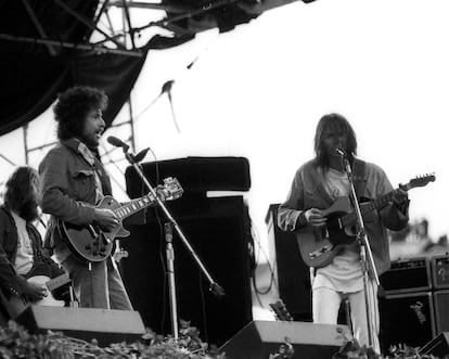 Bob Dylan (izquierda) y Neil Young, en un concierto en San Francisco en marzo de 1975.