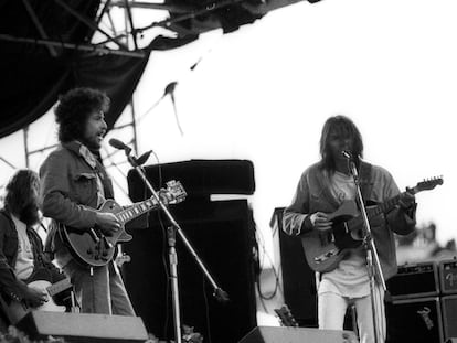 Bob Dylan (izquierda) y Neil Young, en un concierto en San Francisco en marzo de 1975.