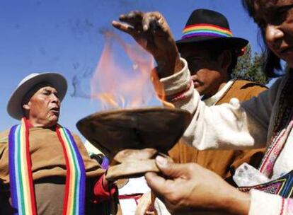 Tres mujeres participan de una celebración indígena en la sede de la reunión de los pueblos originarios americanos