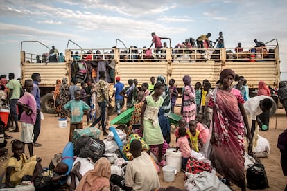 Refugiados sudaneses recién llegados desde la frontera del país en guerra a Renk, en Sudán del Sur