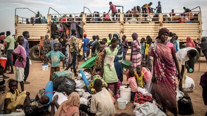 Decenas de refugiados de la guerra de Sudán bajan del camión que los llevó a Renk, en la vecina Sudán del Sur, desde el cruce fronterizo de Joda, el 19 de marzo.