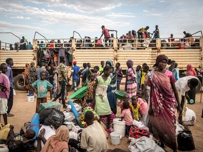 Decenas de refugiados de la guerra de Sudán bajan del camión que los llevó a Renk, en la vecina Sudán del Sur, desde el cruce fronterizo de Joda, el 19 de marzo.