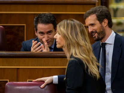 Cayetana Álvarez de Toledo pasa frente a Pablo Casado y Teodoro García Egea tras su intervención en el Congreso el pasado miércoles.