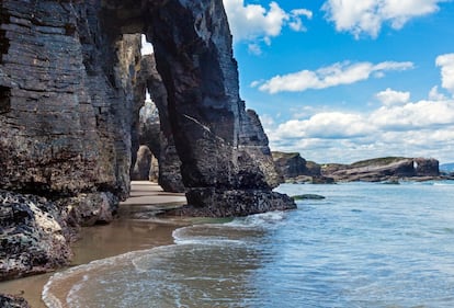 On the coast of northern Spain near the Galician town of Ribadeo, waves crash against a series of arches that resemble a great cathedral. In fact, the proper name of this beach is Praia de Augas Santas (“Holy Waters” in Galician). It’s advisable to visit during low tide to admire the sand from the caves and the arches.
