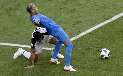 Neymar se deja caer en la jugada del penalti que anuló el VAR.