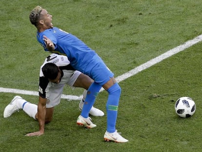 Neymar se joga no lance do pênalti anulado pelo VAR.